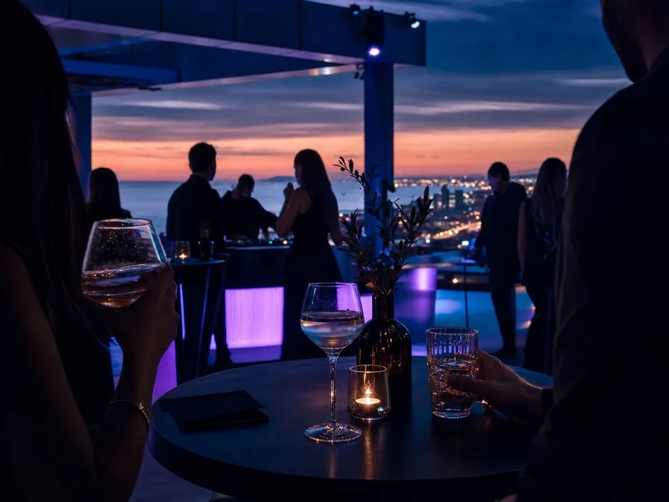 Gäste und DJ bei einem Beispiel-Event am Meer als Verbindung von Event, Location und Line-up
